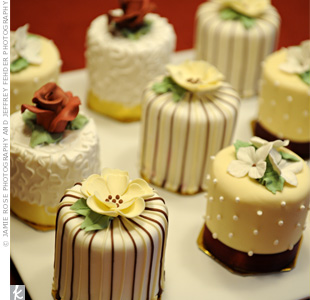 favor mini cakes